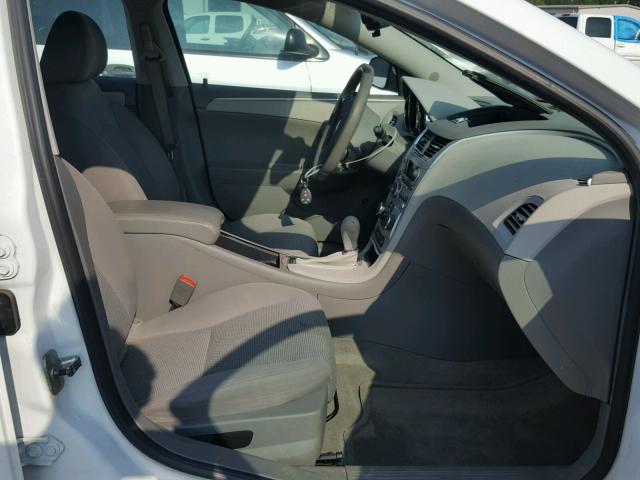 1G1ZC5EB2AF258159 - 2010 CHEVROLET MALIBU 1LT WHITE photo 5