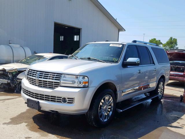 5LMJJ3J57DEL08166 - 2013 LINCOLN NAVIGATOR SILVER photo 2