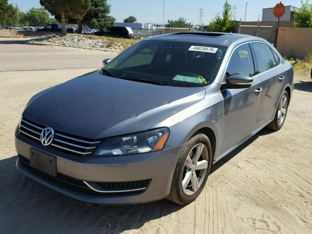 1VWBP7A3XDC148342 - 2013 VOLKSWAGEN PASSAT SE GRAY photo 2