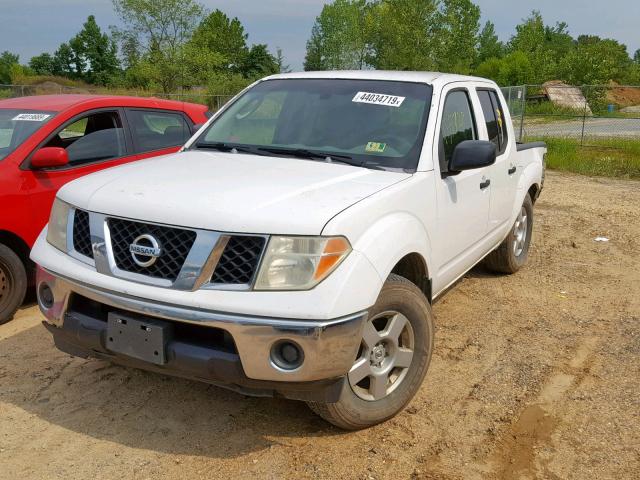 1N6AD07W76C452812 - 2006 NISSAN FRONTIER C WHITE photo 2