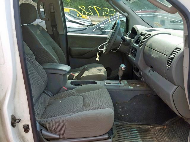 1N6AD07W76C452812 - 2006 NISSAN FRONTIER C WHITE photo 5