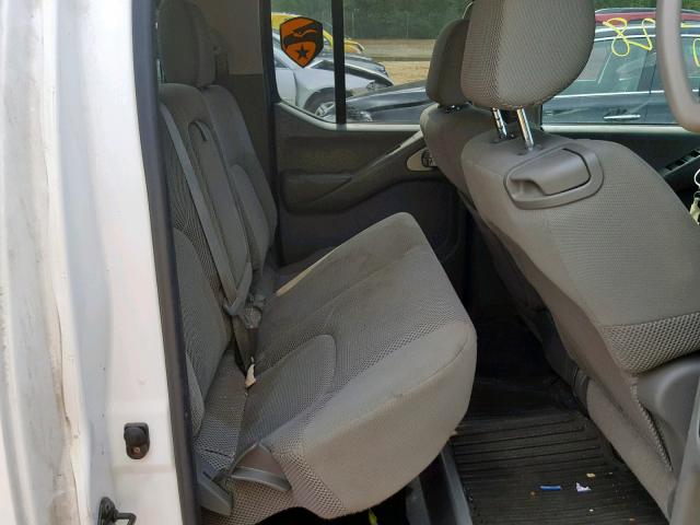 1N6AD07W76C452812 - 2006 NISSAN FRONTIER C WHITE photo 6