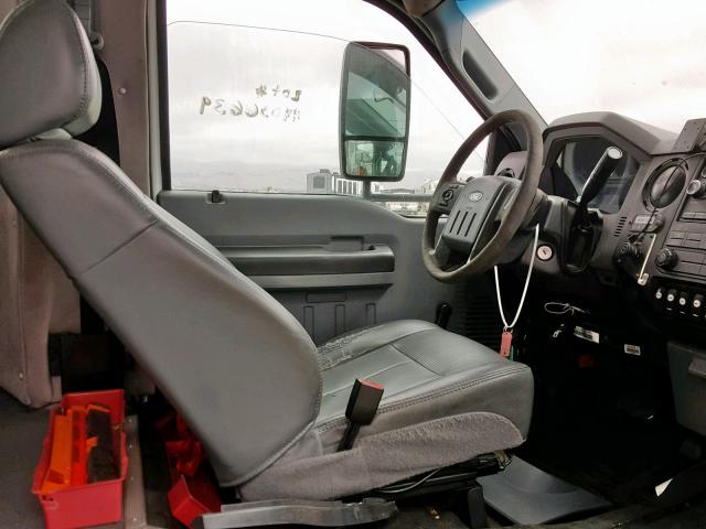 1FDAF5GY8CEB10289 - 2012 FORD F550 SUPER WHITE photo 5