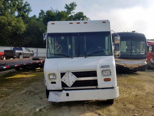 4UZAANBW62CJ99813 - 2002 FREIGHTLINER CHASSIS M WHITE photo 9