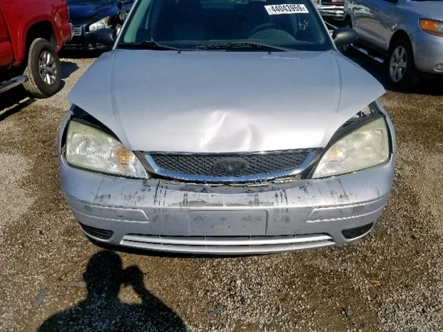 1FAFP34N47W279513 - 2007 FORD FOCUS ZX4 SILVER photo 9