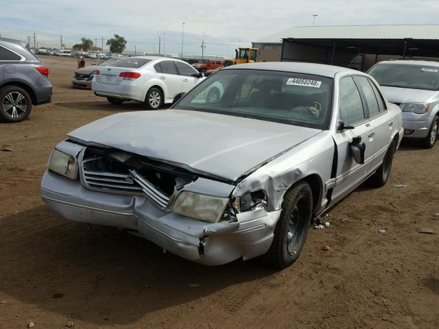 2FAFP74W7WX173852 - 1998 FORD CROWN VICT SILVER photo 2