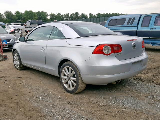 WVWBA7AH9BV000586 - 2011 VOLKSWAGEN EOS KOMFOR SILVER photo 3