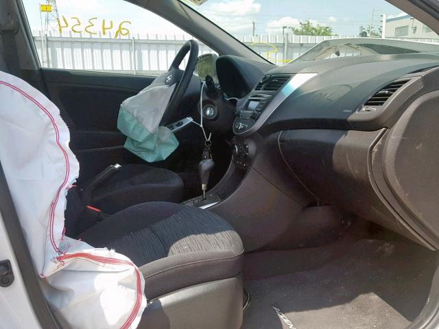 KMHCT5AE7HU369370 - 2017 HYUNDAI ACCENT SE WHITE photo 5