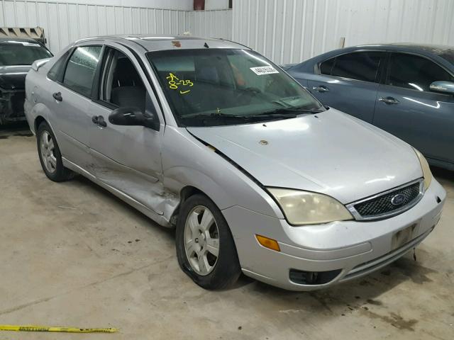 1FAFP34N35W183174 - 2005 FORD FOCUS ZX4 SILVER photo 1