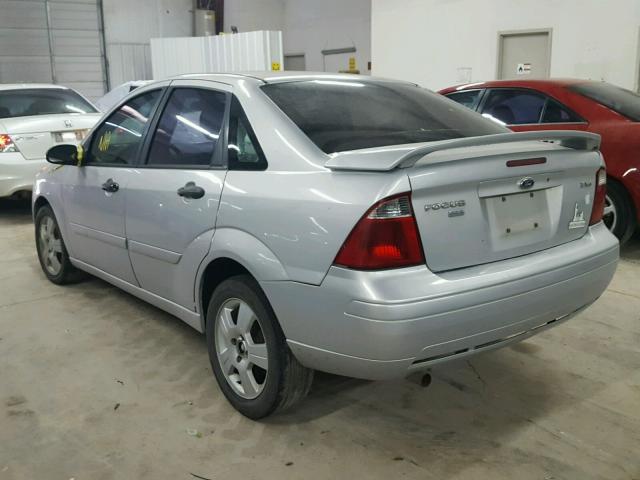 1FAFP34N35W183174 - 2005 FORD FOCUS ZX4 SILVER photo 3