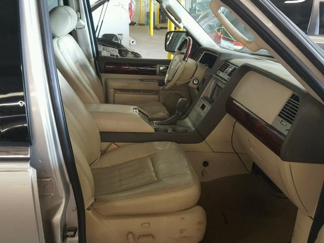 5LMFU28RX4LJ03193 - 2004 LINCOLN NAVIGATOR SILVER photo 5