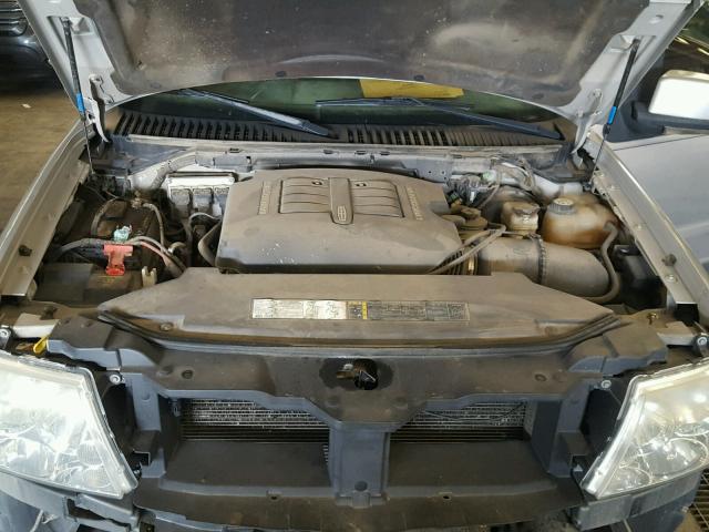 5LMFU28RX4LJ03193 - 2004 LINCOLN NAVIGATOR SILVER photo 7