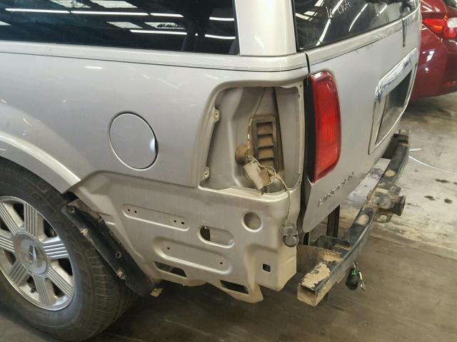 5LMFU28RX4LJ03193 - 2004 LINCOLN NAVIGATOR SILVER photo 9