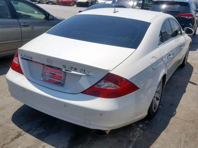 WDDDJ72X28A133260 - 2008 MERCEDES-BENZ CLS 550 WHITE photo 4