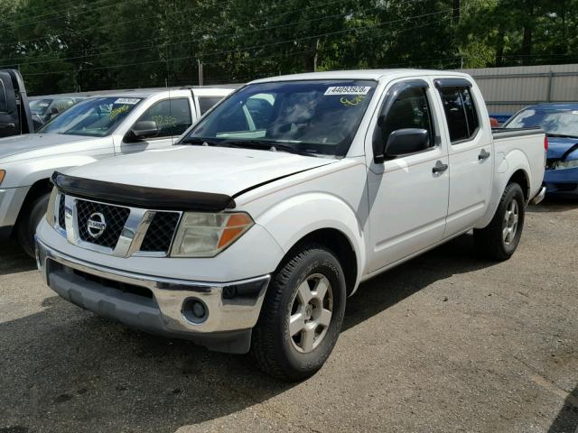 1N6AD07U26C468429 - 2006 NISSAN FRONTIER C WHITE photo 2