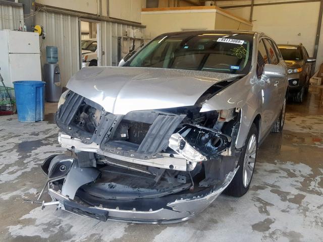 2LMHJ5FR1ABJ24099 - 2010 LINCOLN MKT SILVER photo 2