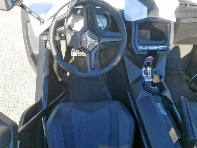 57XAASFA9K8133509 - 2019 POLARIS SLINGSHOT WHITE photo 8