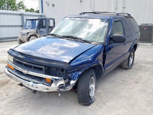 1GNCS18W8YK296124 - 2000 CHEVROLET BLAZER BLUE photo 2