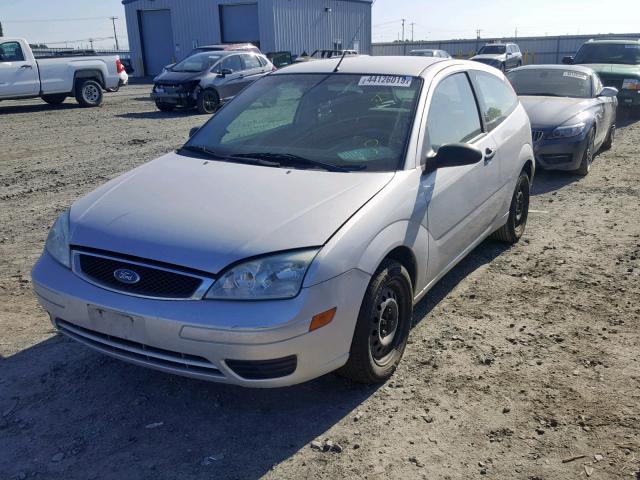 1FAFP31N37W178628 - 2007 FORD FOCUS ZX3 SILVER photo 2