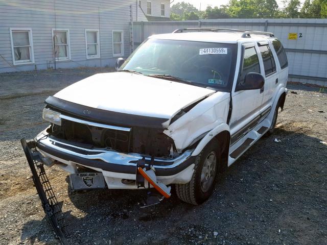 1GNDT13W2W2167933 - 1998 CHEVROLET BLAZER WHITE photo 2