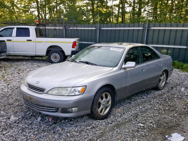 JT8BF28G310304072 - 2001 LEXUS ES 300 SILVER photo 2