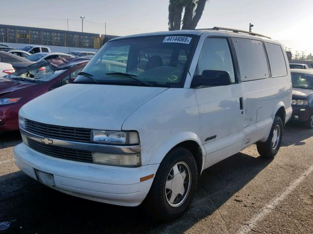 1GNDM19W3YB216158 - 2000 CHEVROLET ASTRO WHITE photo 2