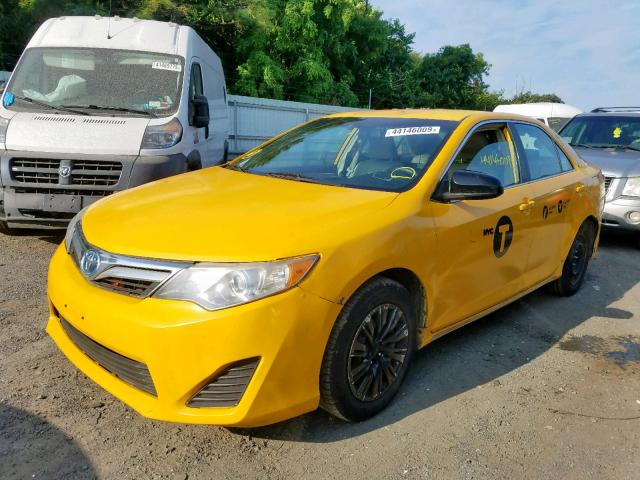 4T1BD1FK3CU019338 - 2012 TOYOTA CAMRY HYBR YELLOW photo 2