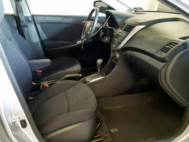 KMHCT5AE2HU333201 - 2017 HYUNDAI ACCENT SE SILVER photo 5