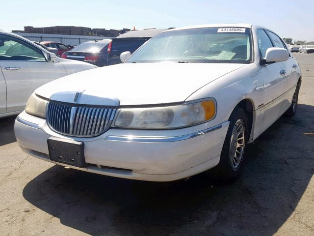 1LNFM83W6WY649630 - 1998 LINCOLN TOWN CAR C WHITE photo 2