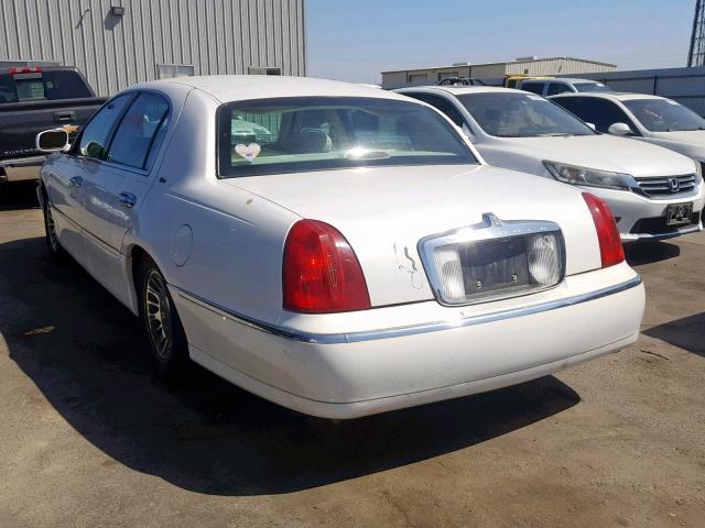 1LNFM83W6WY649630 - 1998 LINCOLN TOWN CAR C WHITE photo 3