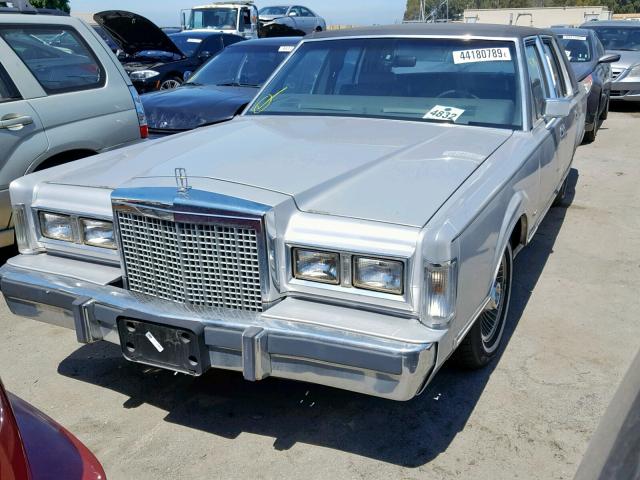 1LNBP96F1FY733717 - 1985 LINCOLN TOWN CAR SILVER photo 2