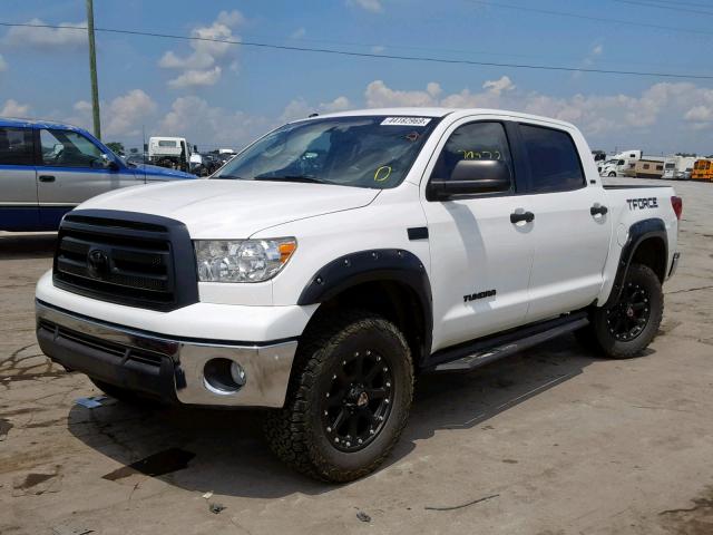 5TFDW5F13CX217826 - 2012 TOYOTA TUNDRA CRE WHITE photo 2