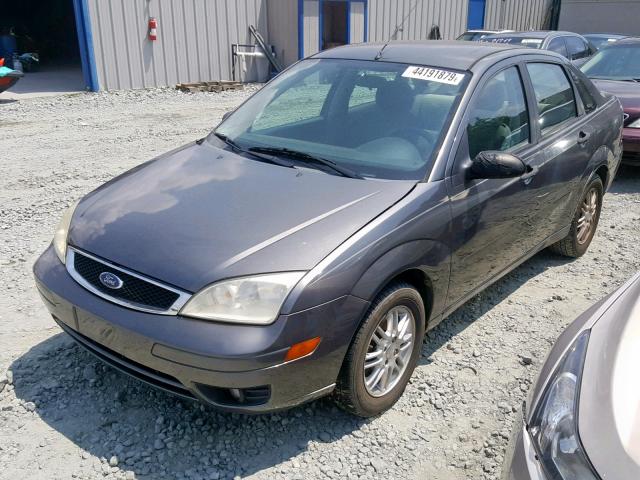 1FAHP34N97W166536 - 2007 FORD FOCUS ZX4 GRAY photo 2