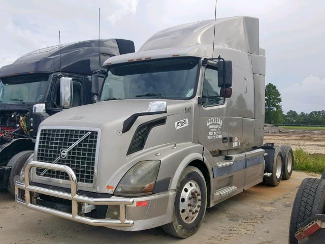 4V4NC9TJ43N350684 - 2003 VOLVO VN VNL SILVER photo 2