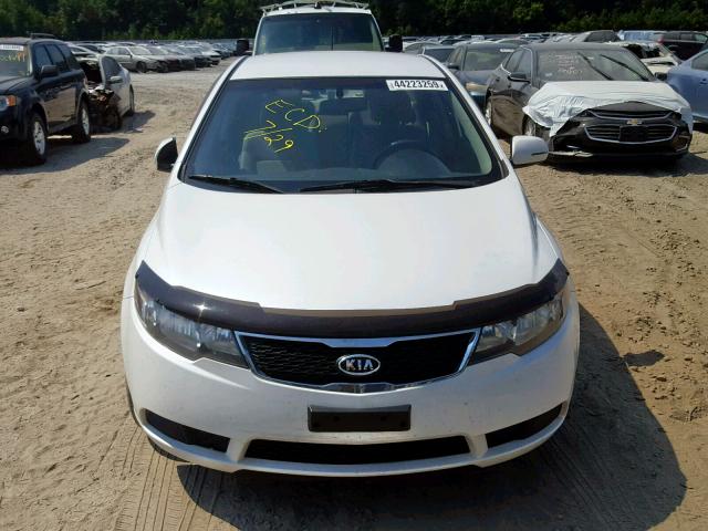 KNAFU4A22C5579535 - 2012 KIA FORTE EX WHITE photo 9