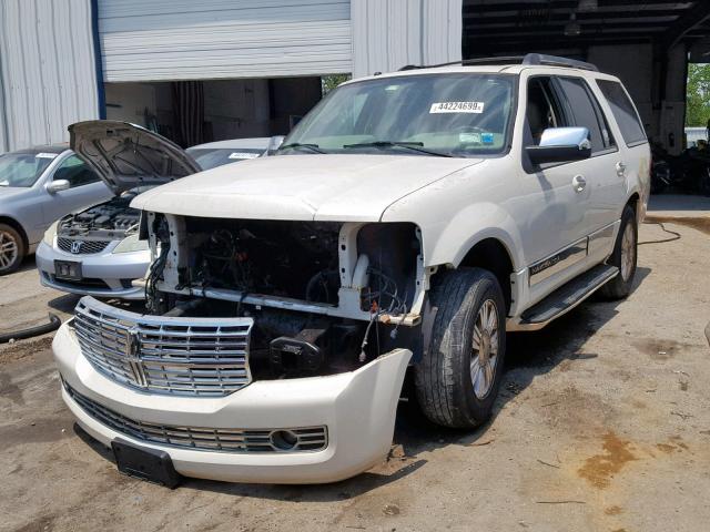 5LMFU28578LJ11867 - 2008 LINCOLN NAVIGATOR WHITE photo 2