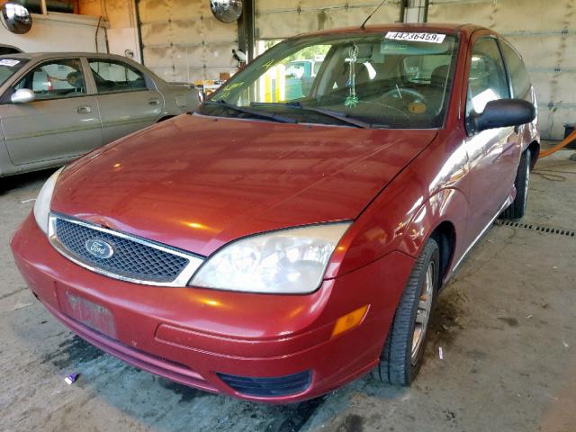 3FAHP31N15R109090 - 2005 FORD FOCUS ZX3 RED photo 2