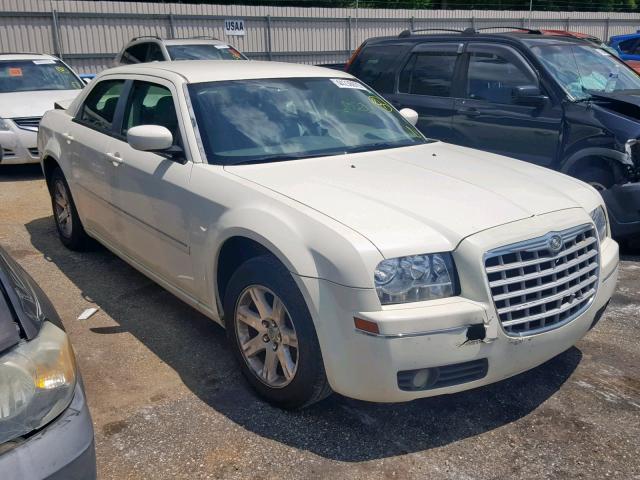 2C3KA53G67H715712 - 2007 CHRYSLER 300 TOURIN WHITE photo 1