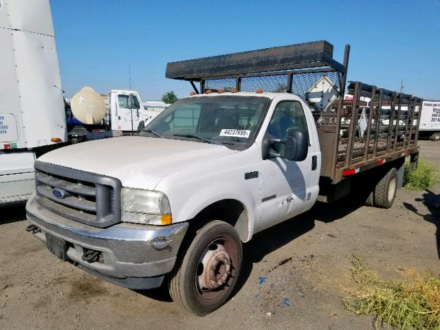 1FDAF56F52ED62581 - 2002 FORD F550 SUPER WHITE photo 2