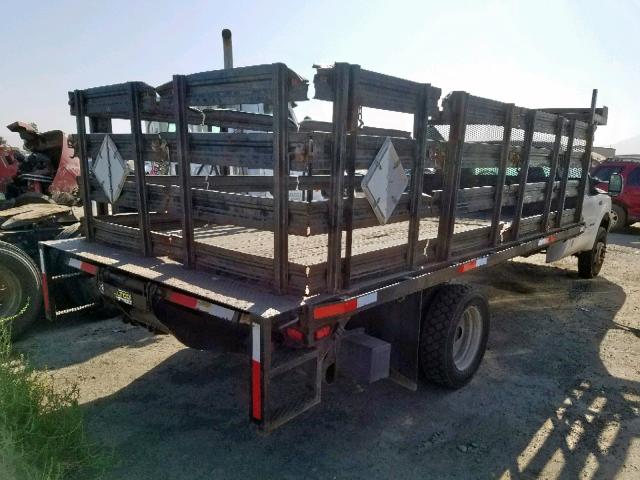 1FDAF56F52ED62581 - 2002 FORD F550 SUPER WHITE photo 4