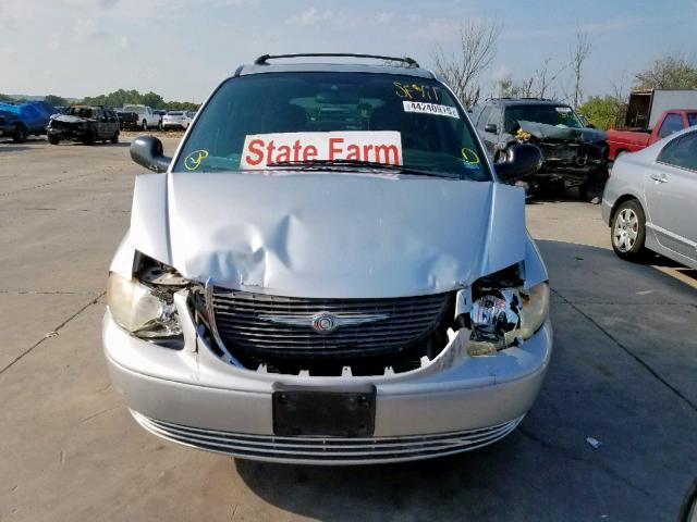 2C4GP44R44R607461 - 2004 CHRYSLER TOWN & COU SILVER photo 9