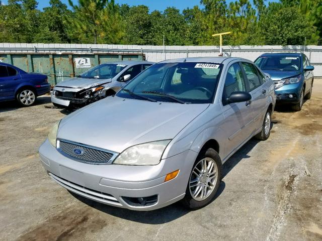 1FAFP34N25W110569 - 2005 FORD FOCUS ZX4 SILVER photo 2