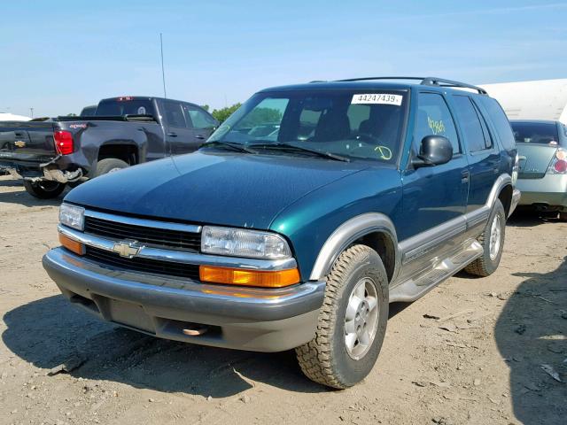 1GNDT13W2W2168841 - 1998 CHEVROLET BLAZER GREEN photo 2