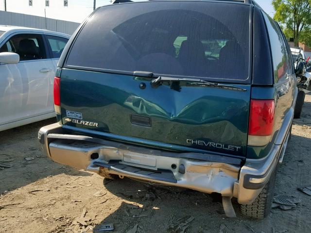 1GNDT13W2W2168841 - 1998 CHEVROLET BLAZER GREEN photo 9