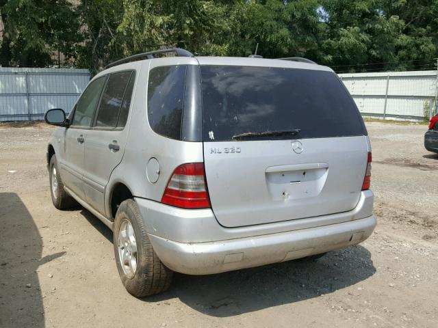 4JGAB54E91A274290 - 2001 MERCEDES-BENZ ML 320 SILVER photo 3