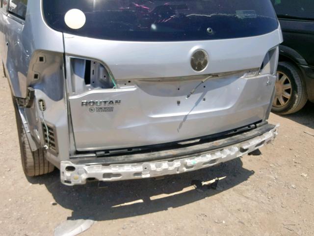 2C4RVABG5CR294353 - 2012 VOLKSWAGEN ROUTAN SE SILVER photo 10