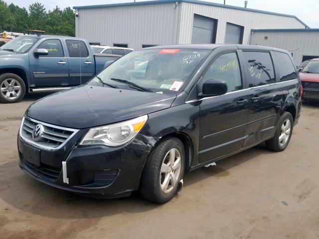 2V4RW3D13AR236729 - 2010 VOLKSWAGEN ROUTAN SE BLACK photo 2