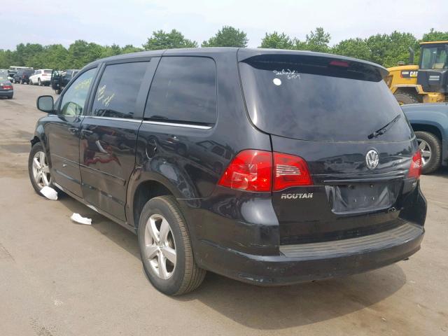 2V4RW3D13AR236729 - 2010 VOLKSWAGEN ROUTAN SE BLACK photo 3