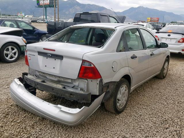 1FAFP34N97W233630 - 2007 FORD FOCUS ZX4 SILVER photo 4