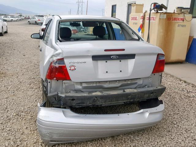 1FAFP34N97W233630 - 2007 FORD FOCUS ZX4 SILVER photo 9